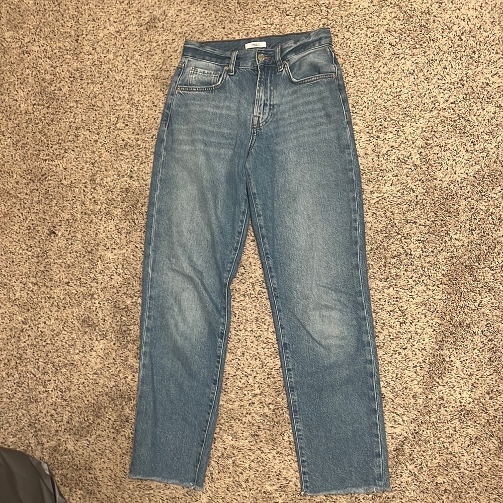 blue jeans, distressed at the bottom, pockets, straight jeans